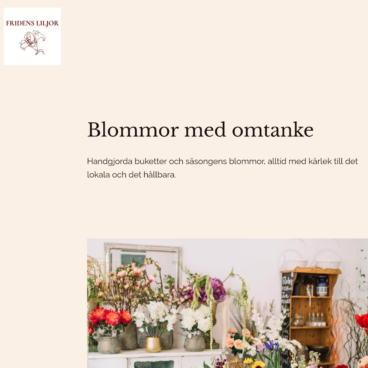 Skärmklipp på webbsida för blomsterhandel: logotyp, tagline och en halvt bortbeskuren bild på blomsterhandelsinteriör.