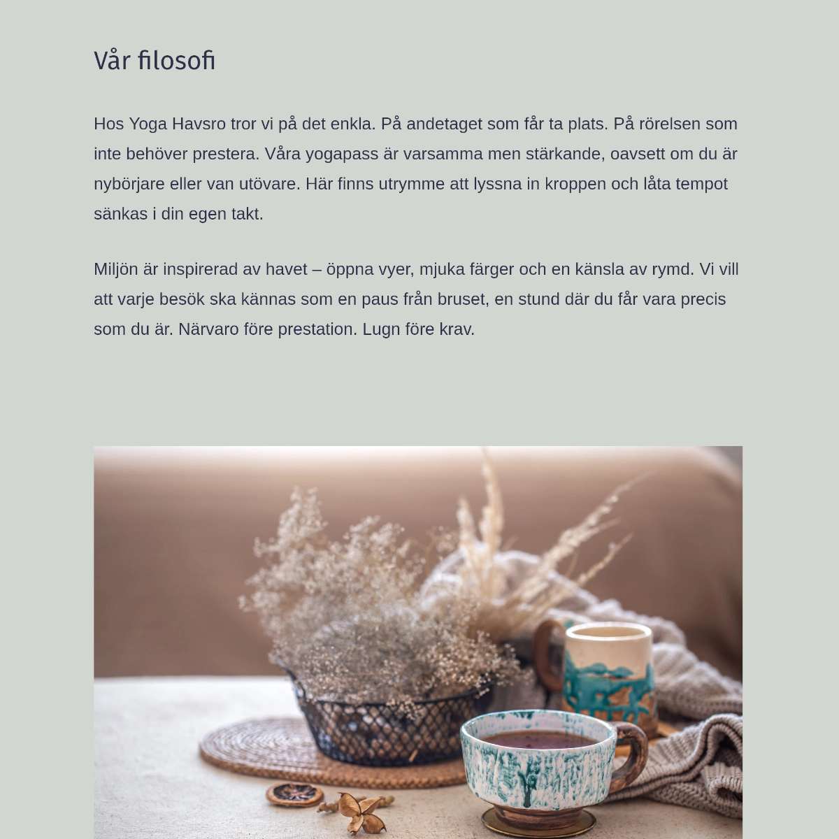 En text om Yoga Havsros filosofi, och en del av en bild med en tekopp och ett arrangemang torkade blommor på ett bord.